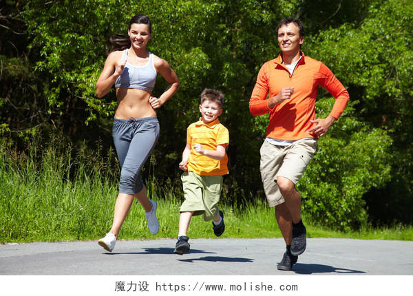 户外慢跑运动的一家三口亲子跑步健身运动公园健身